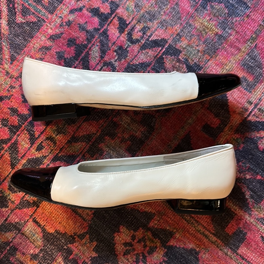 Van Eli White Leather Flats W/ Black Patent Leather W/ Box Size 9.5 Slim - Picture 6 of 10